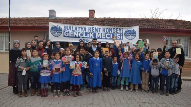 Gençlik Meclisi Suluköy İlkokulu'na Kitap Desteğinde Bulundu