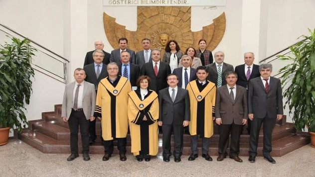 Unvanda Yükselen Öğretim Üyelerine Cübbeleri Giydirildi