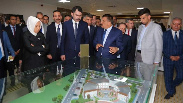 Çevre ve Şehircilik Bakanı Kurum, Battalgazi Belediyesi'ni Ziyaret Etti