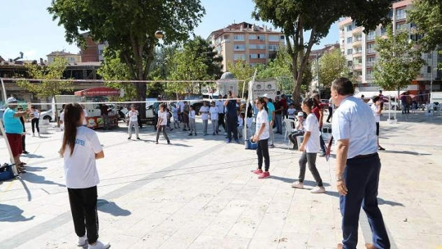 Kernek Meydan'ında Badminton Ve Voleybol Gösterisi..