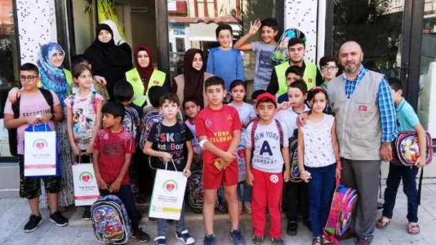 Yardım Eli Derneği Çocukları Sevindirmeye Devam Ediyor