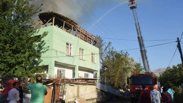 Yeşilyurt ilçesinde çıkan yangında iki ev hasar gördü