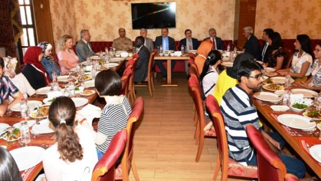 Vali Kaban, Yunus Emre Enstitüsü 'Türkçe Yaz Okulu' Öğrencileri İle Bir Araya Geldi