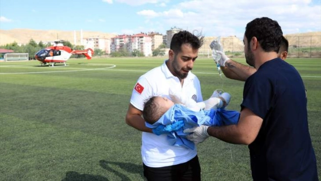 Ambulans helikopter çorba tenceresine düşen bebek için havalandı