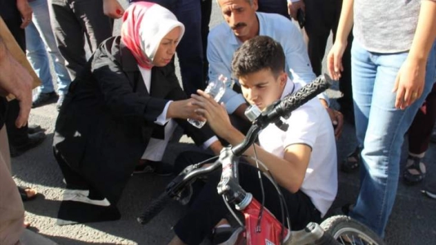 Çalık, trafik kazası geçiren genci sakinleştirdi