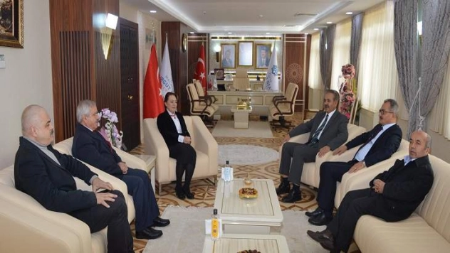 Eski milletvekili Kılıç'tan Rektör Prof. Dr. Karabulut'a ziyaret