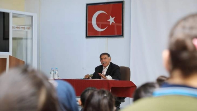 Vali Yılmaz, öğrencilerle söyleşi yaptı