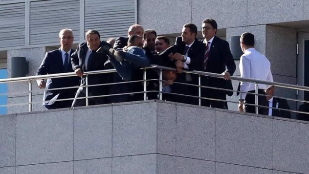 TBMM'den Atlamak İsteyen Genci MHP'li Fendoğlu Ve Beraberindekiler İkna Etti