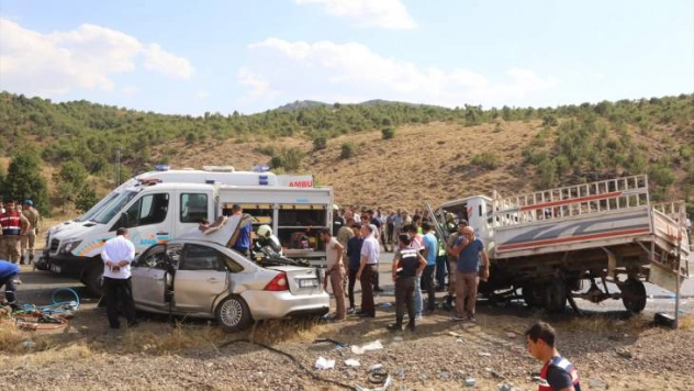 Bingöl'de otomobille pikap çarpıştı: 4 ölü, 9 yaralı