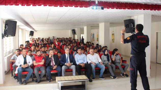 Kale'de öğrencilere 'yangın tatbikatı' gösterildi