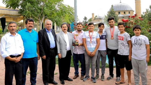 Darendeli güreşçiler Türkiye üçüncüsü oldu