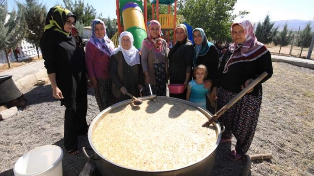 Darende'de aşure ikramı edildi