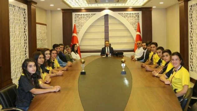 Rafting takımı sporcularından Vali Toprak'a ziyaret