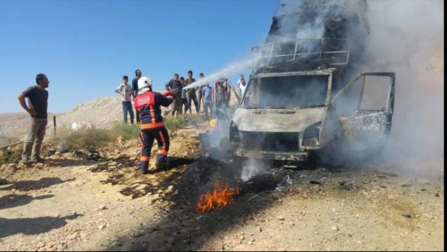 Malatya'da saman yüklü kamyonet yandı