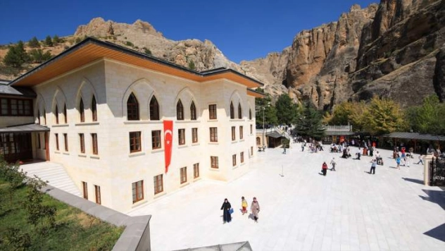 Somuncu Baba Külliyesi'nde bayram yoğunluğu