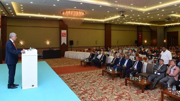 Hizmet Noktasında Kutsal Bir Görev Üstlenmiş Bulunmaktayız