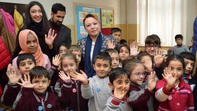 Karabulut, 'okuma sevincini' kendisi ile paylaşan minik öğrenciyi okulunda ziyaret etti