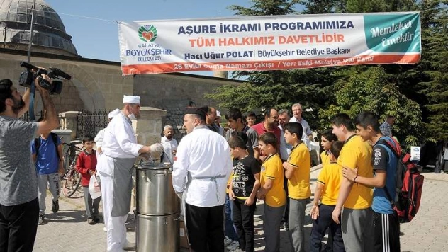 Cuma Namazı sonrası 10 bin kişiye Aşure ikramı yapıldı