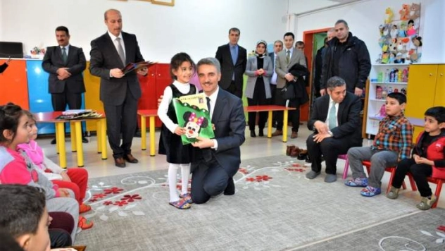 Vali Baruş, Öğrencilerin Karne Sevincini Paylaştı