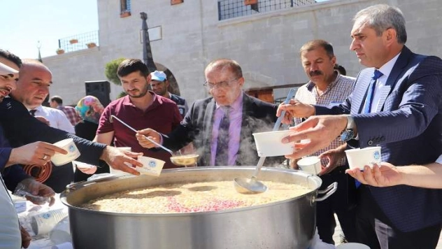 Vatandaşlara Cuma Namazı Çıkışı Aşure İkramı Yapıldı