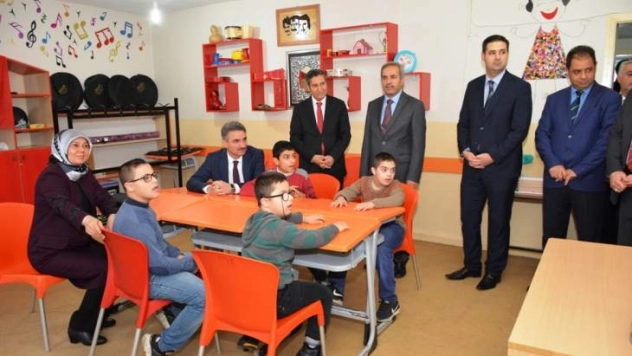 Vali Aydın Baruş ve Eşi Nagihan Baruş'dan Özel Eğitim ve İşitme Engelli Öğrencilere Ziyaret