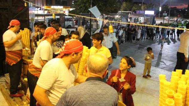 Elazığ'da vatandaşlara 1 ton dondurma dağıtıldı