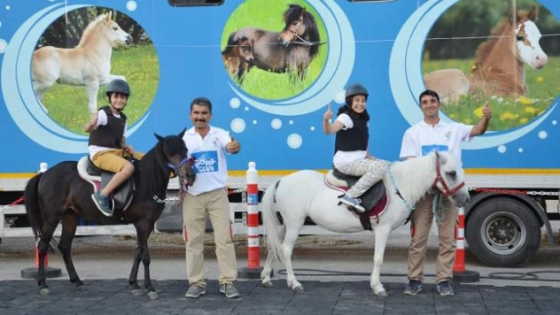 Çocuklar, Pony Atlarıyla Eğlendi