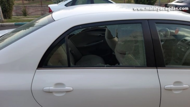 Habere giden gazetecinin aracının camını kırıp malzemelerini çaldılar