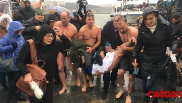 Haç çıkarma töreni sırasında fenalaşan Yunanistan vatandaşı hastaneye kaldırıldı