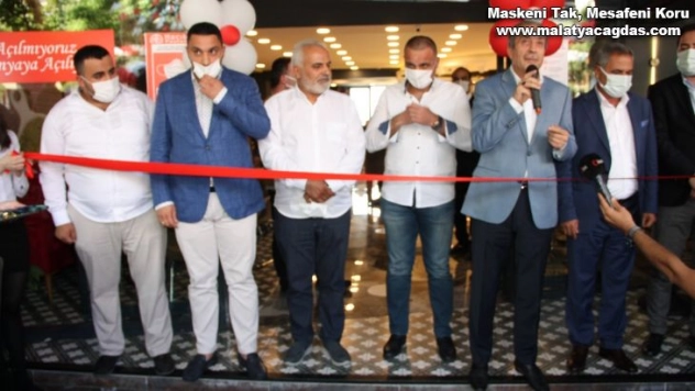 Hacıbaba Pastaneleri Beylikdüzü Şubesi görkemli katılımla açıldı