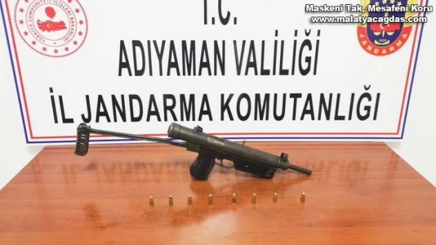 Hafif makineli tüfek ile gezen şahıs yakalandı