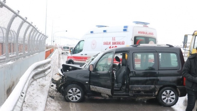 Hafif ticari araç bariyerlere çarptı: 4 Yaralı