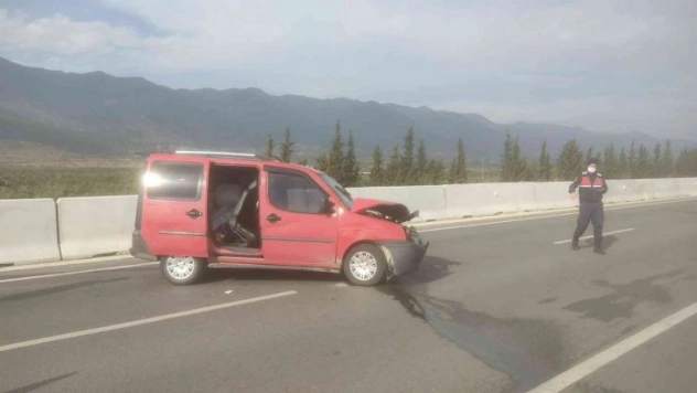 Hafif ticari araç beton bariyere çarptı: 2 yaralı