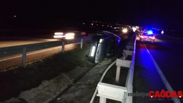 Hafif ticari araç devrildi: 5 yaralı