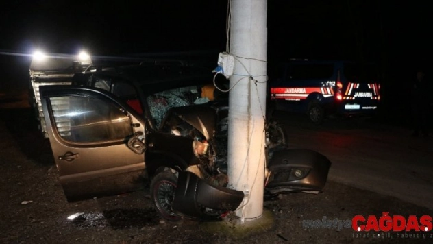 Hafif ticari araç elektrik direğine çarptı: 4 yaralı