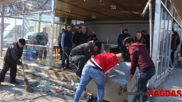 Hafif ticari araç ile çarpışan kamyonet kafeye daldı