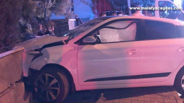 Otomobil bahçeye duvarına çarparak durabildi