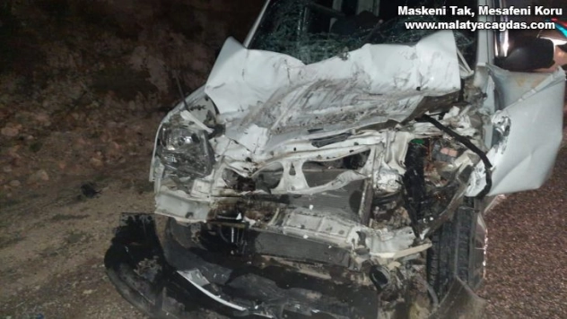 Hafif ticari araç ile kamyon çarpıştı: 2 yaralı