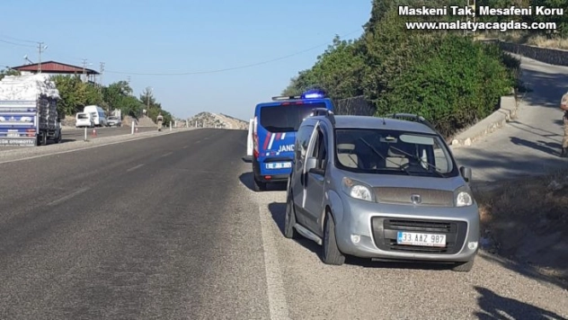 Hafif ticari araç ile kamyonet çarpıştı: 3 yaralı