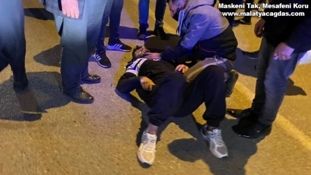 Hafif ticari araç ile motosiklet çarpıştı: 1 yaralı