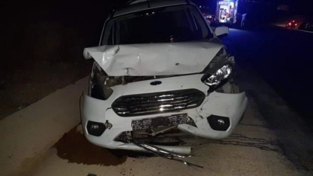 Hafif ticari araç ile otomobil çarpıştı: 2 yaralı