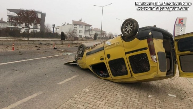 Hafif ticari araç, refüje çarparak takla attı,o anlar kamerada