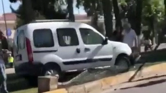 Hafif ticari araç refüje çıkarak durabildi