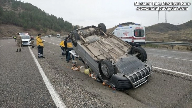 Hafif ticari araç şarampole devrildi