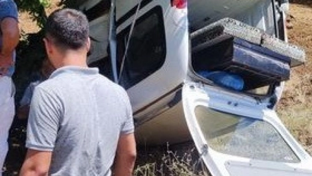 Hafif ticari araç şarampole yuvarlandı