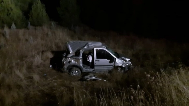 Hafif ticari araç şarampole yuvarlandı: 1 ölü, 2 yaralı