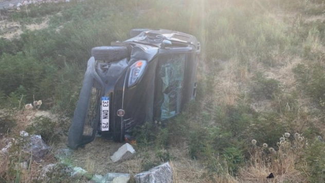 Hafif ticari araç şarampole yuvarlandı: 1 yaralı