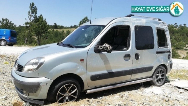 Hafif ticari araç takla attı: 2 yaralı