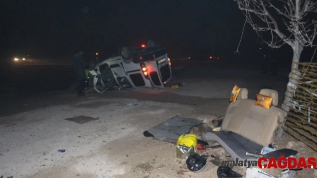 Hafif ticari araç takla attı: 1 ölü, 4 yaralı