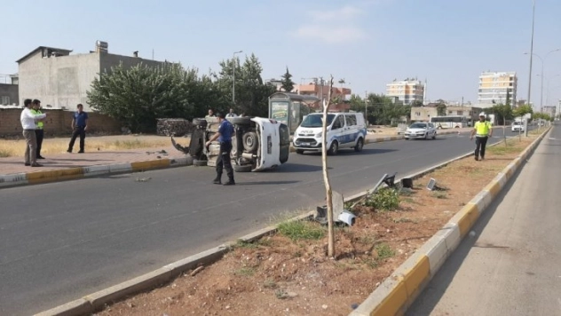 Hafif ticari araç takla attı: 2 yaralı